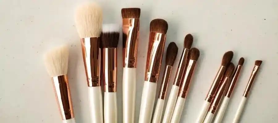 Makyaj Fırçaları ve Ürünlerinin Temizliği: Doğru Yöntemler ve Hijyen Önerileri