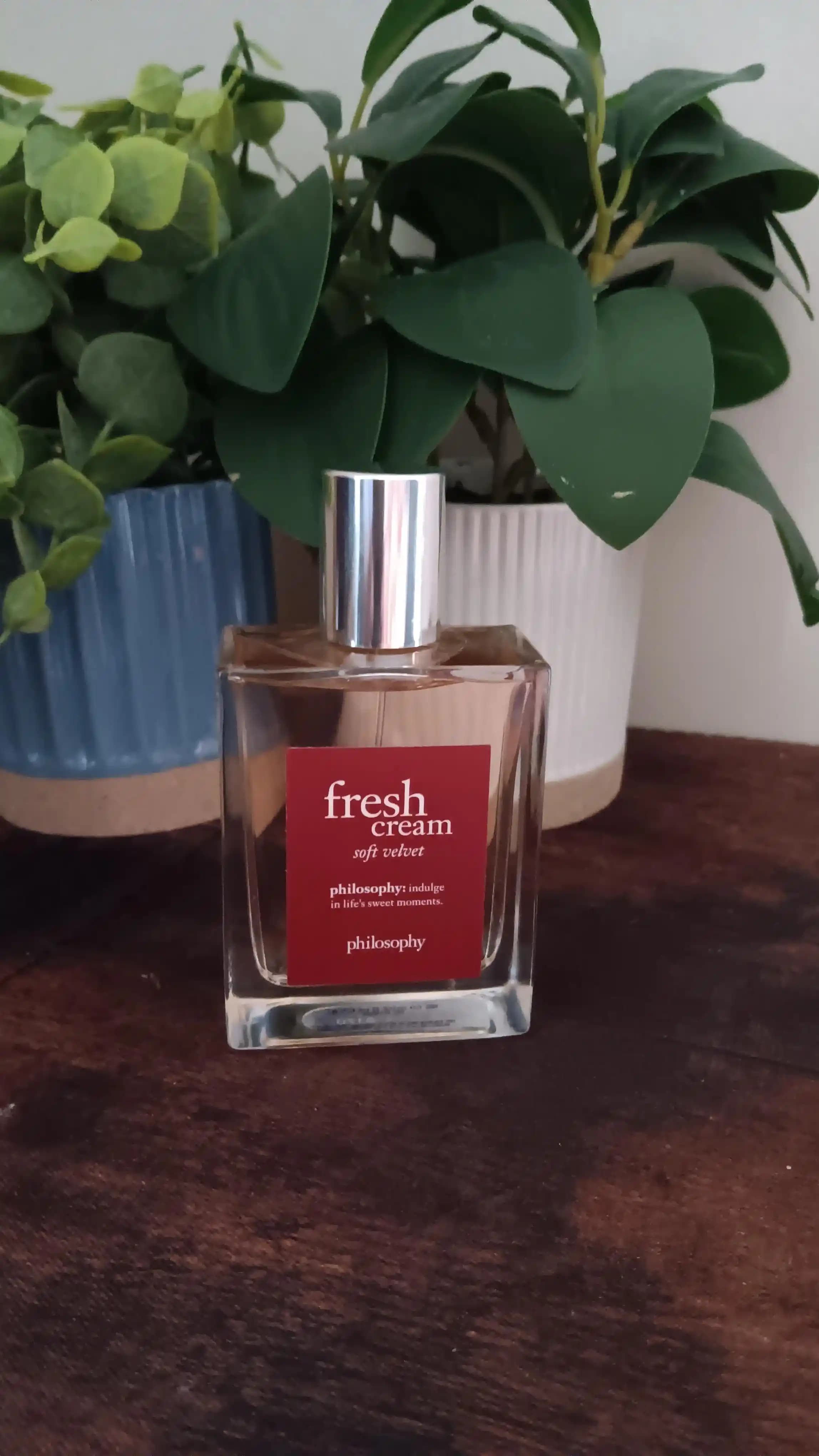 Philosophy Fresh Cream Soft Velvet: Vanilya ve Çiçeksi Notalarla Hafif Bir Koku Deneyimi