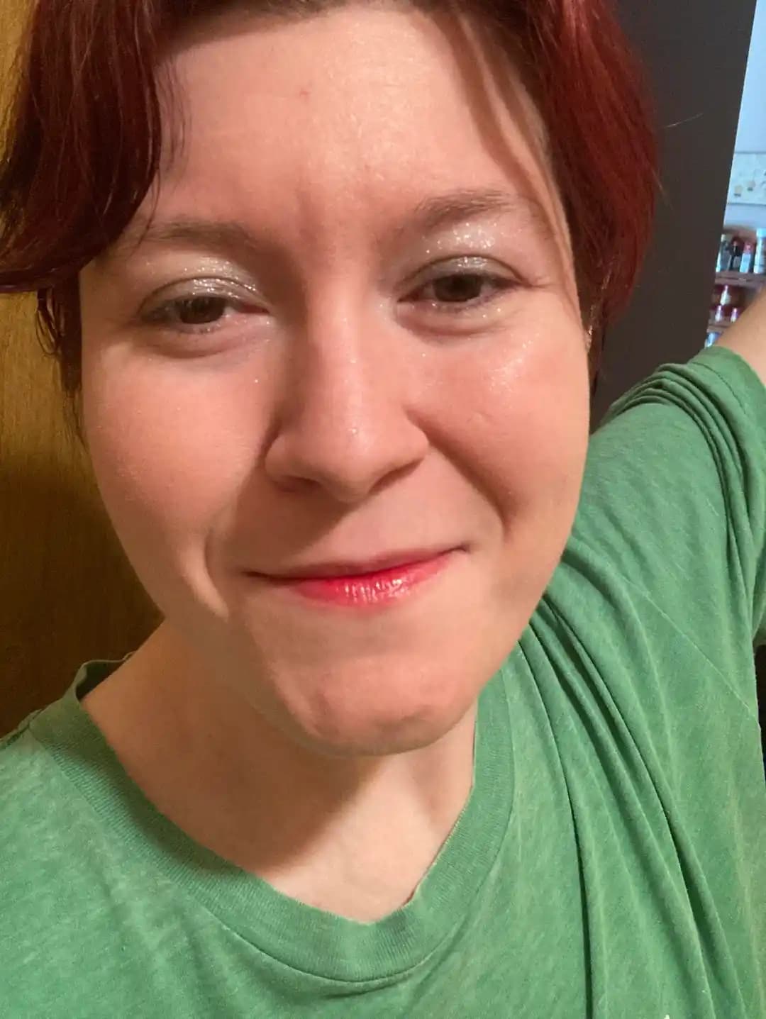 Tatilde İş Partisi İçin Doğal ve Hafif Makyaj Seçenekleriyle Şık Görünüm Yaratma