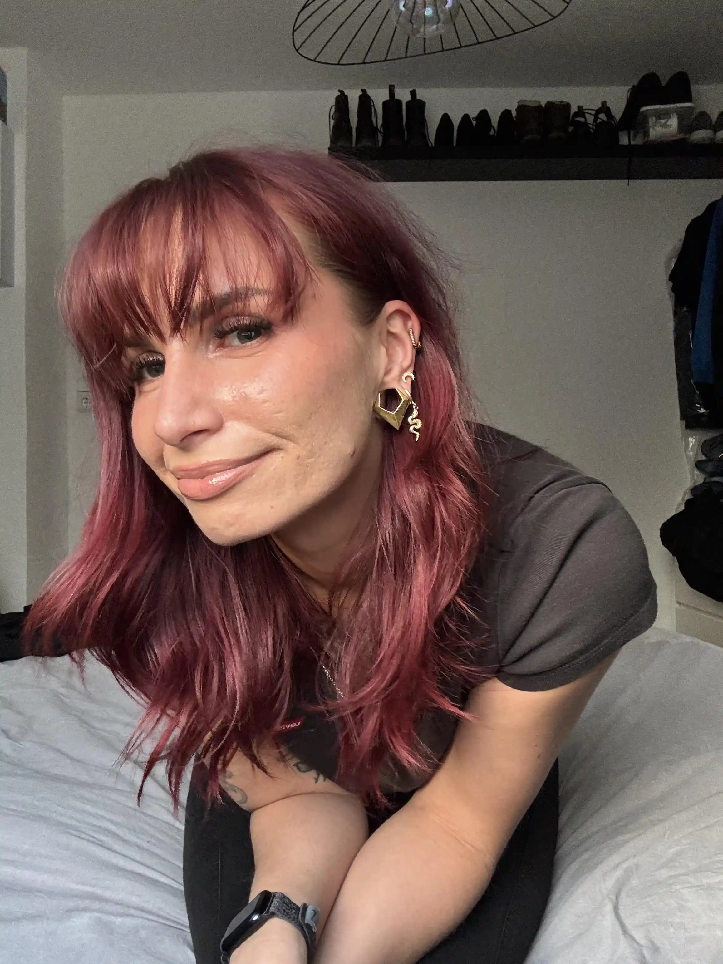 Yağlı ve Parlak Ciltler İçin Doğru Pudra Seçimi ve Makyaj Teknikleri