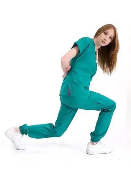 Sağlık Çalışanları İçin Cerrahi Takımları: Çizgi Medikal ve Simirna Üniforma Karşılaştırması