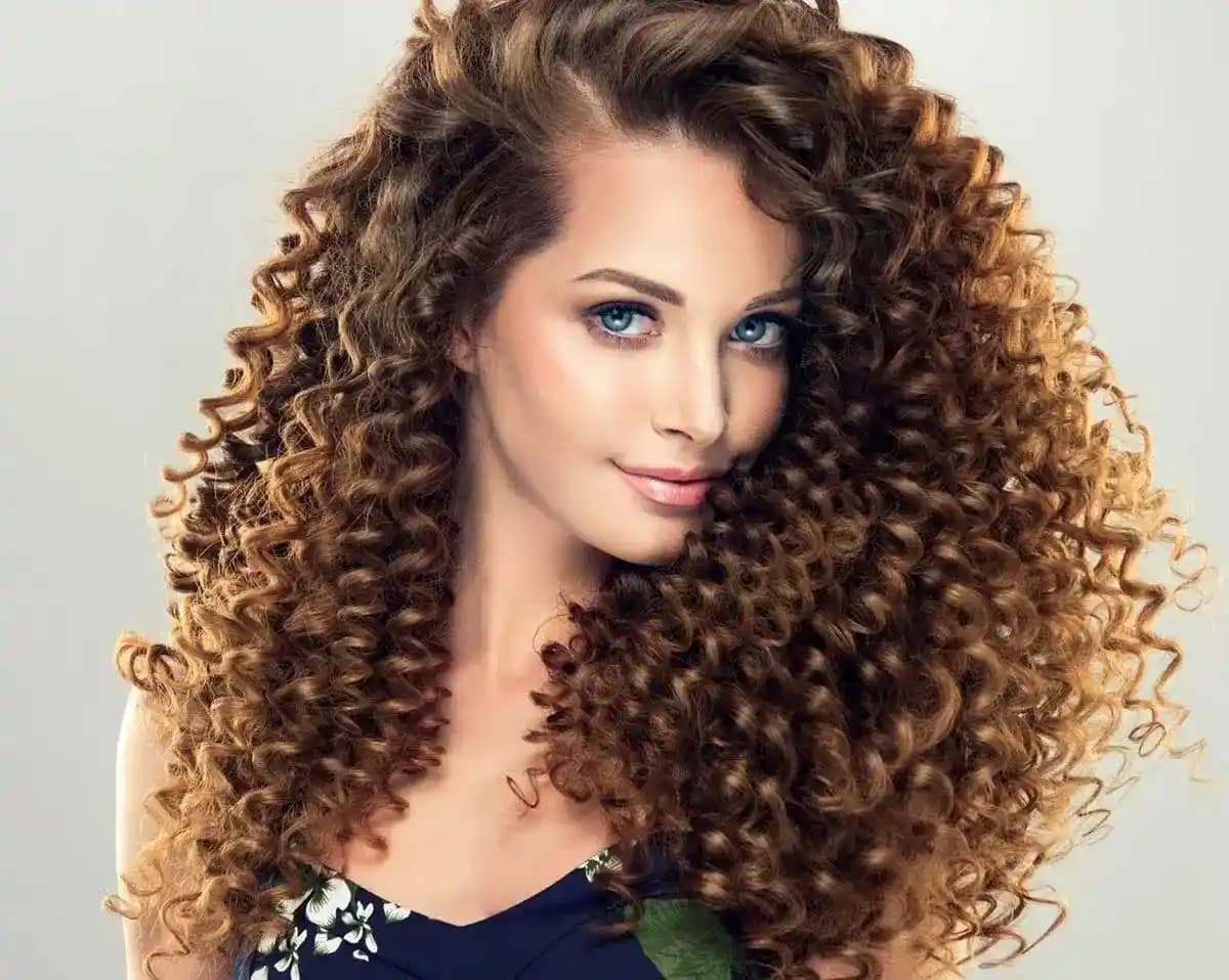 Saçınız İçin Perma Yaptırmak: İşlem, Etkileri ve Alternatif Yöntemler Hakkında Bilgiler