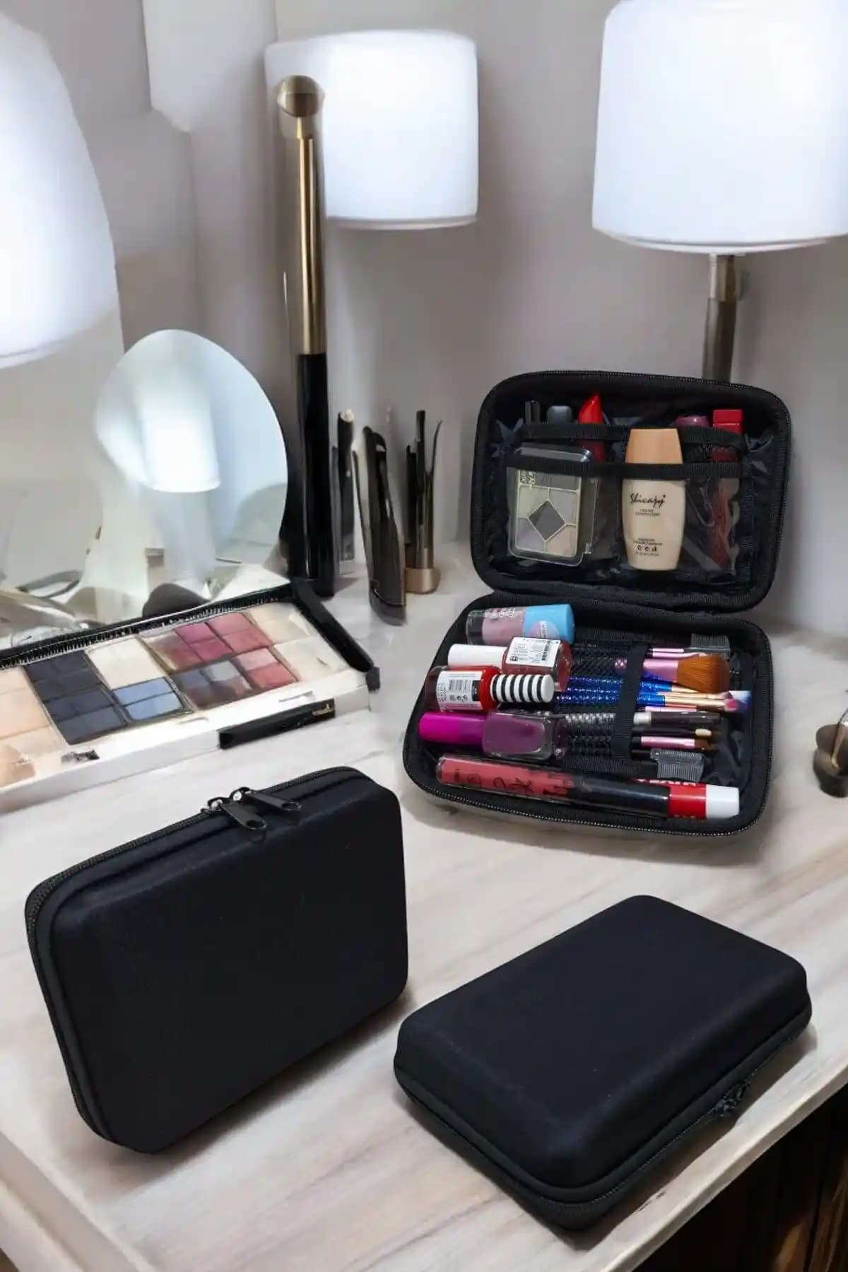 Güvenli ve Şık Seyahatleriniz İçin Sert Makyaj Çantası Seçenekleri