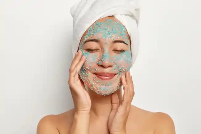 Peeling Nedir Nasıl Yapılır ve Farklı Yöntemleri Hakkında Detaylı Bilgi