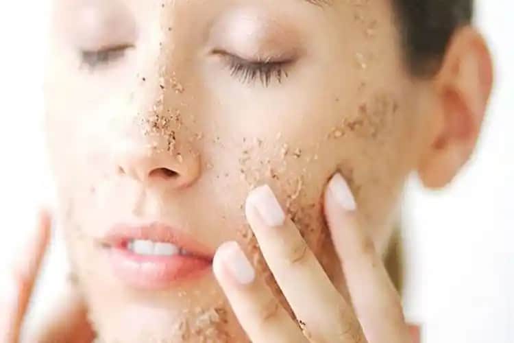 Peeling Uygulaması ve Süreleri: Cilt Tipine Göre Doğru Kullanım Rehberi