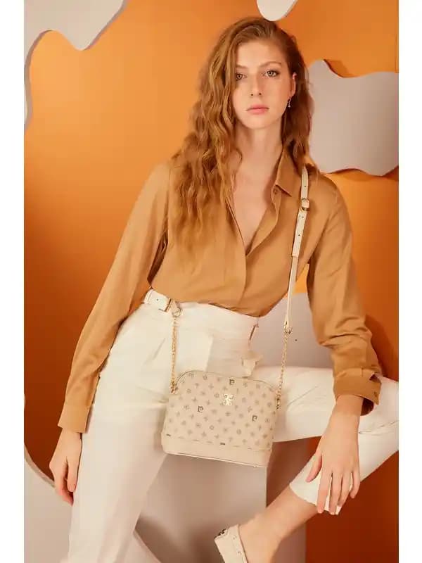 Pierre Cardin Bej Monogram Çanta: Şıklık ve Fonksiyonelliğin Modern Yansıması