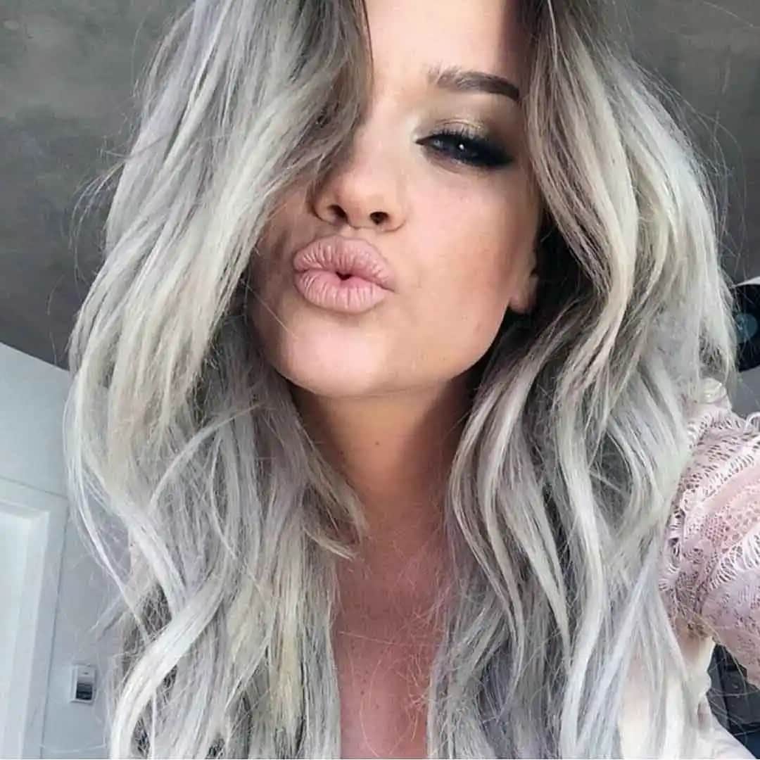 Platin Sarısı Saç Rengi: Uygulama, Bakım ve Stil İpuçları