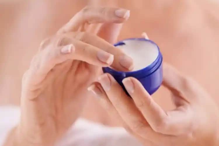 Vazelin ve Kuru Cilt: Nemlendirme ve Koruma İçin Güvenilir Bir Seçenek