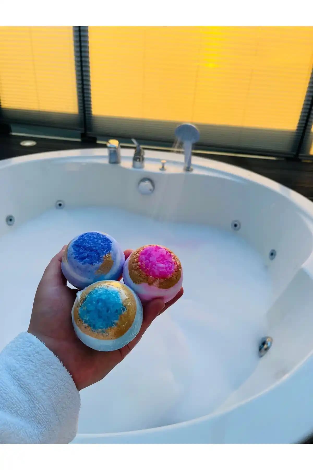 Bal Ağacı Lavanta Okyanus ve Kiraz Çiçeği Aromalı Köpük Topları ile Lüks Spa Deneyimi