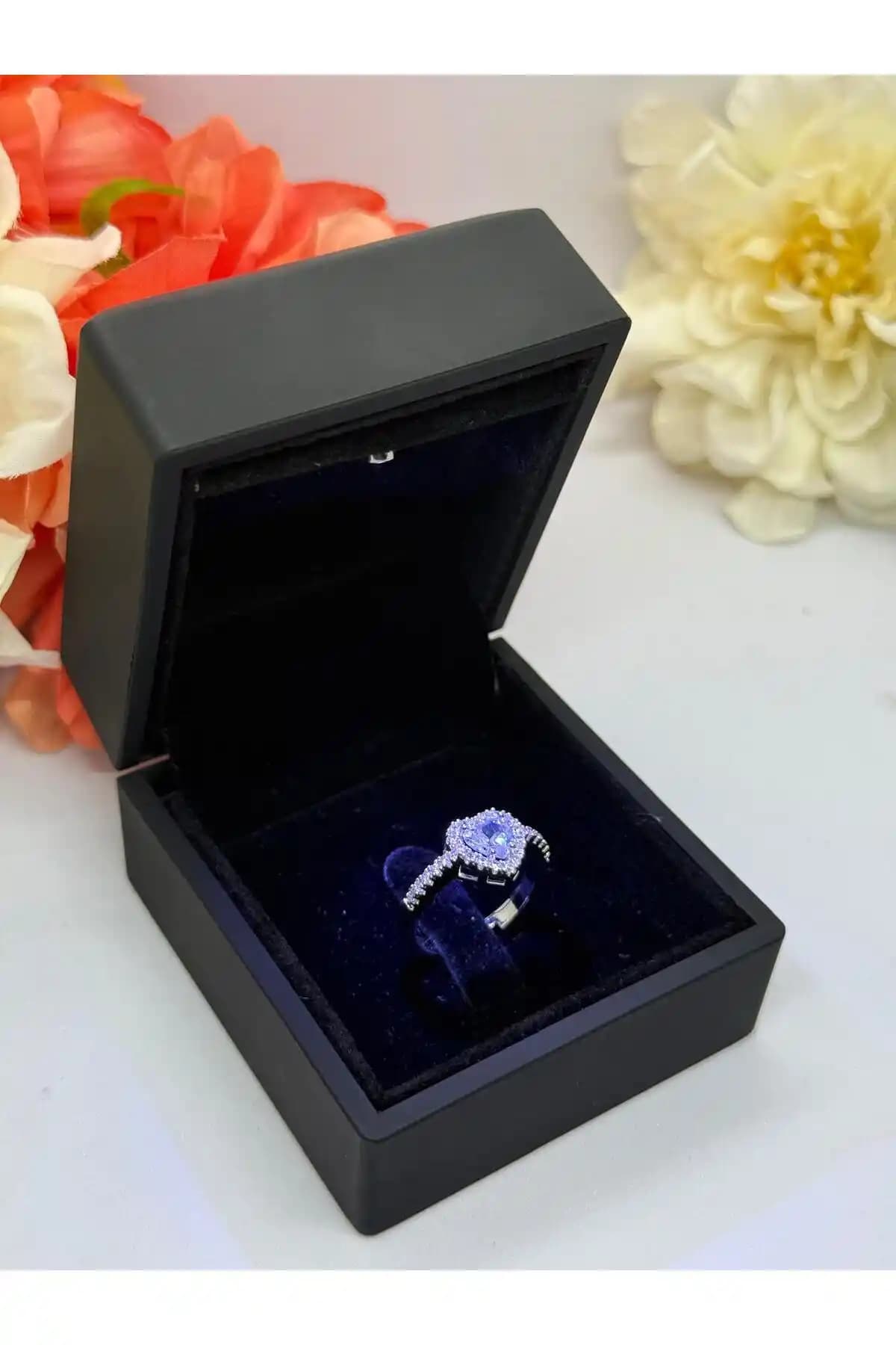 HKN AVM Işıklı Gümüş Yüzük Modern ve Şık Tasarımıyla Öne Çıkar