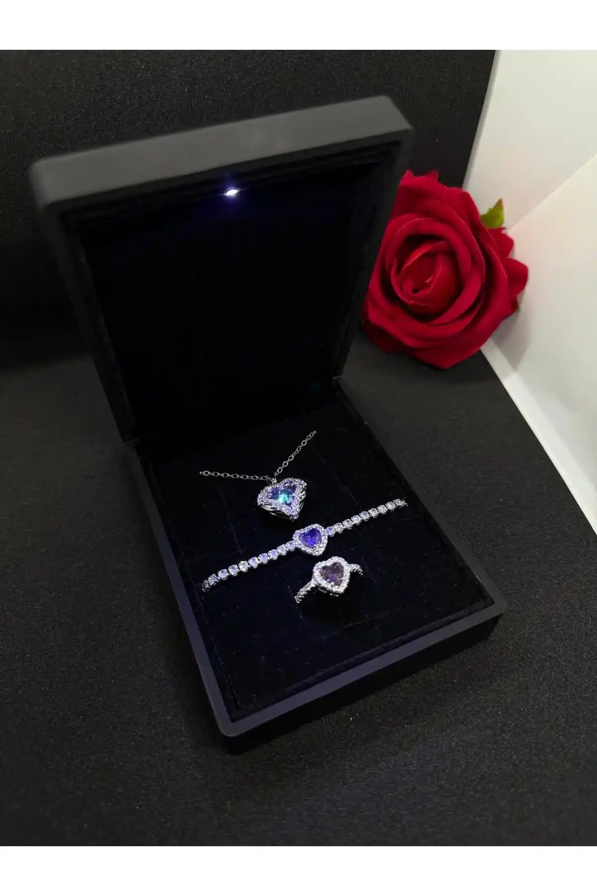 HKN AVM Pembe Işıklı Takı Seti: Zarif ve Anlamlı Hediye Seçenekleri