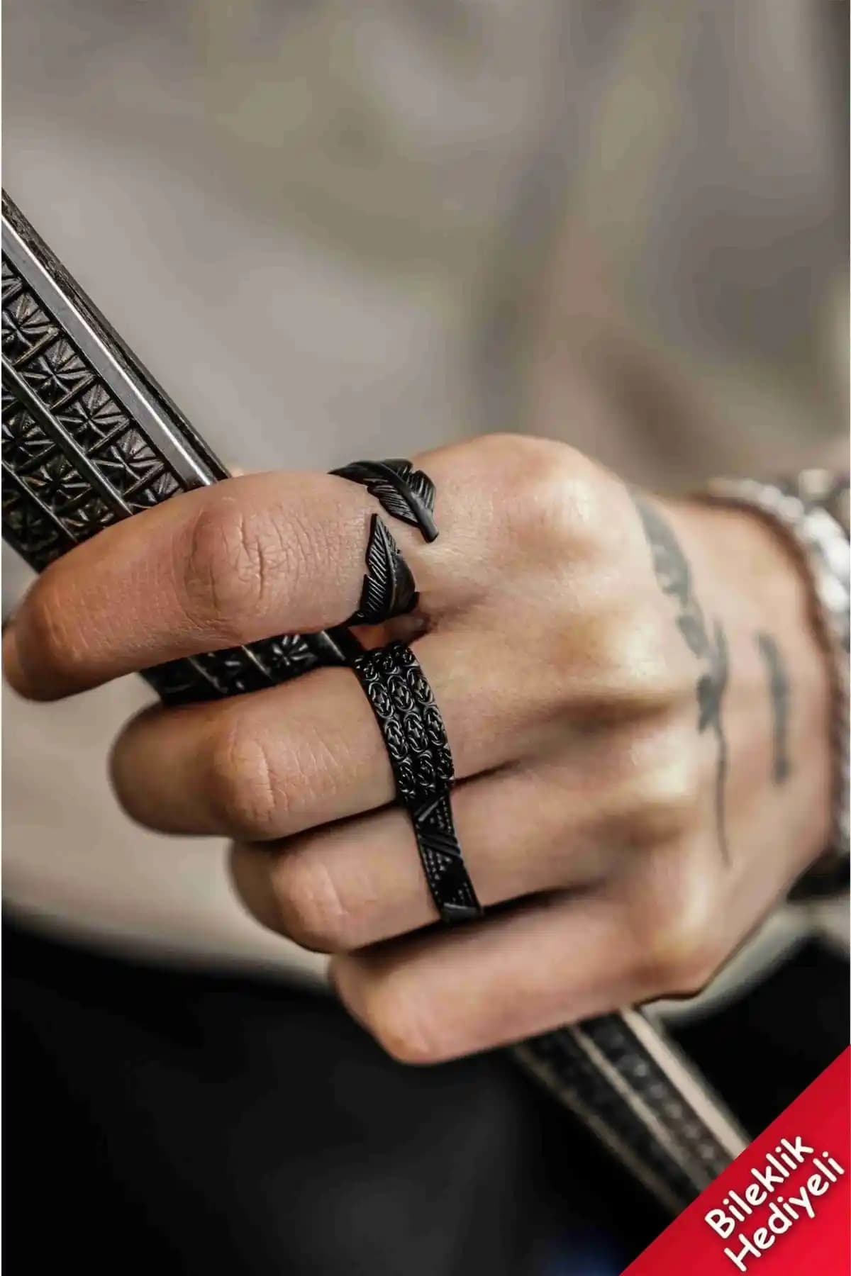 Modern Siyah Kaplama Yüzük Seti Balık Sırtı ve Üçgen Desen ile Şık Aksesuar