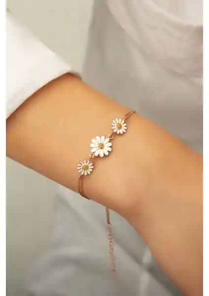 Papatya Silver Üç Papatya Süzme Bileklik: Zarif ve Modern Tasarım ile Şıklık Yaratır