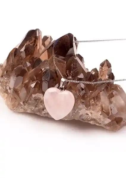 Pembe Kuvars Taşı Kalp Kolye: Doğal Güzellik ve Anlamıyla Şık Takı Seçenekleri