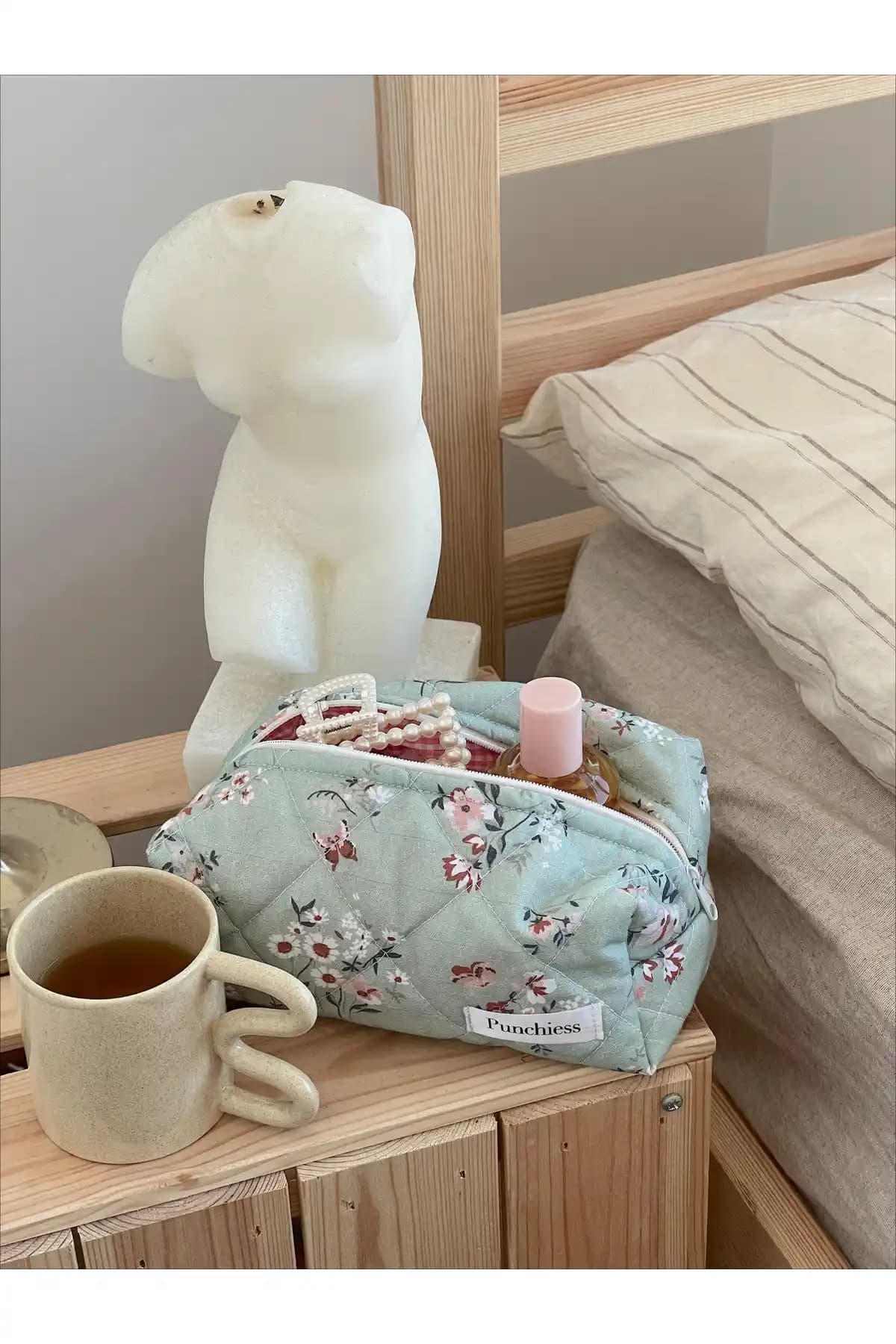 Punchiess Nil Yeşili Çiçekli Makyaj Çantası: Şıklık ve Kullanışlılığın Birleşimi