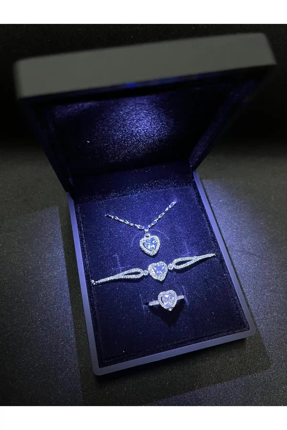 Sepetten Eve Işıklı Takım Seti: Zarif ve Modern Aksesuarlarla Şıklığınızı Tamamlayın