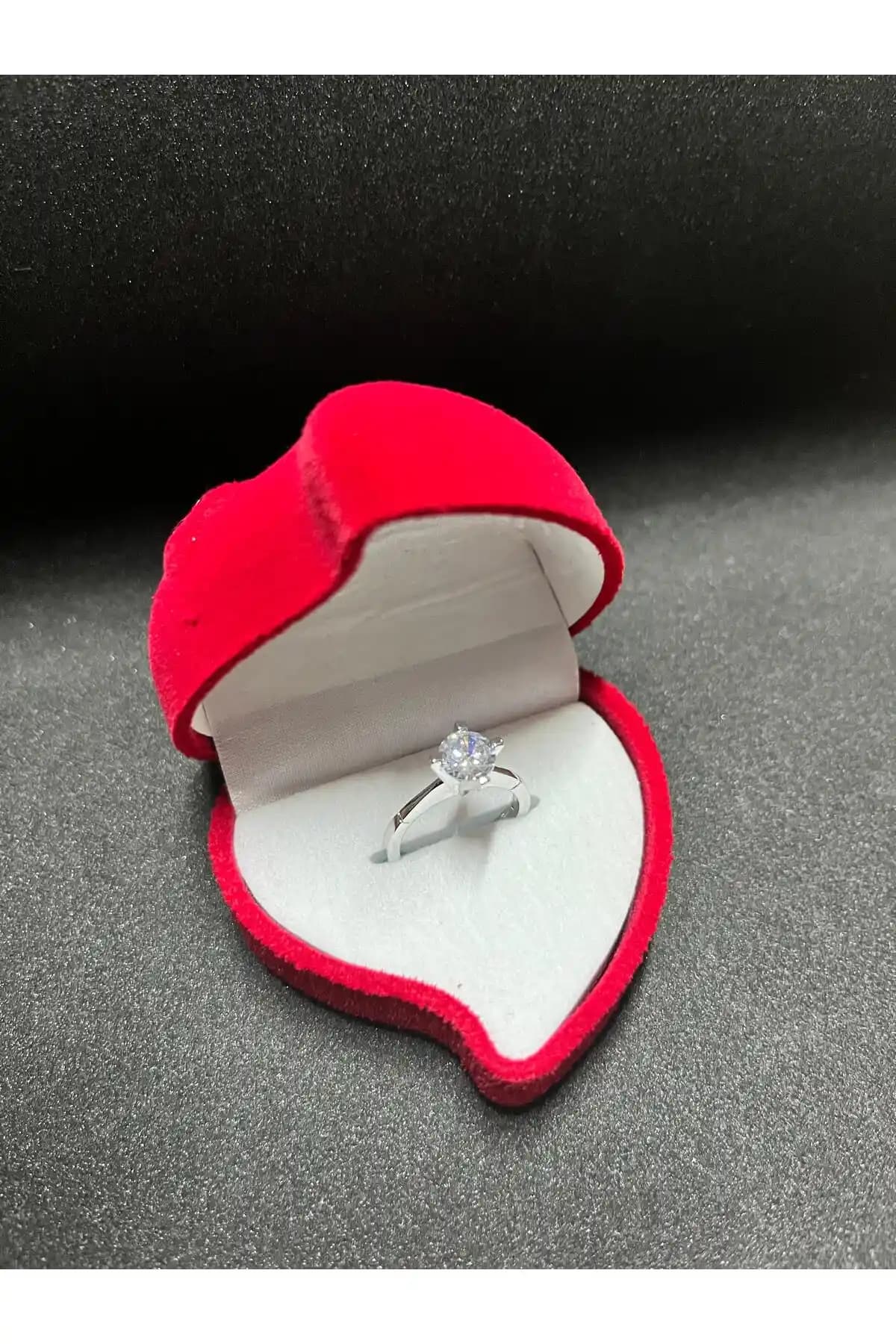 Sepetten Eve Kalpli Tektaş Yüzük Modern Tasarımı ve Şık Detaylarıyla Öne Çıkıyor