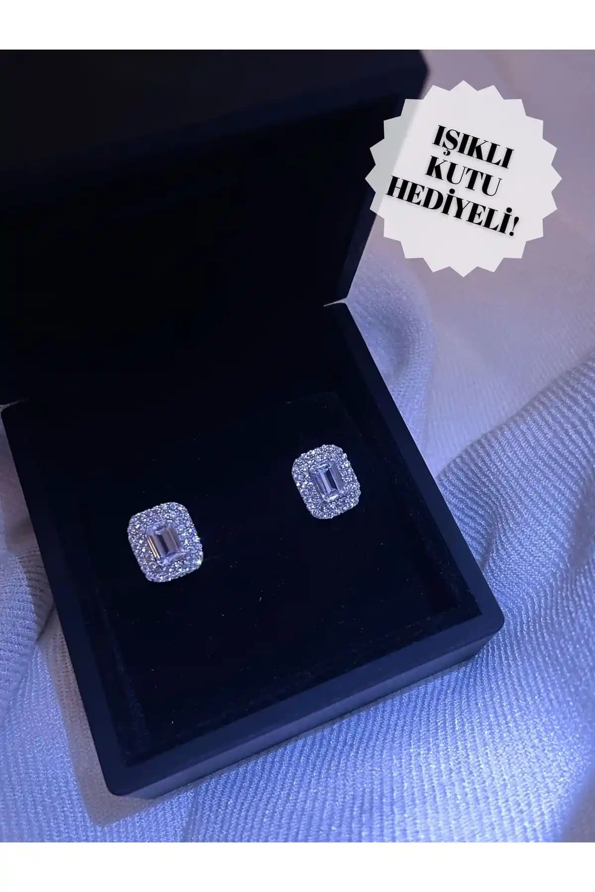 Siminkari Işıklı Gümüş Tek Taş Baget Küpe Zarif ve Dayanıklı Tasarım Özellikleri