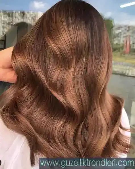 2025 Saç Boyama Trendleri ve Teknikleri: Güncel Renkler ve Evde Uygulama Yöntemleri