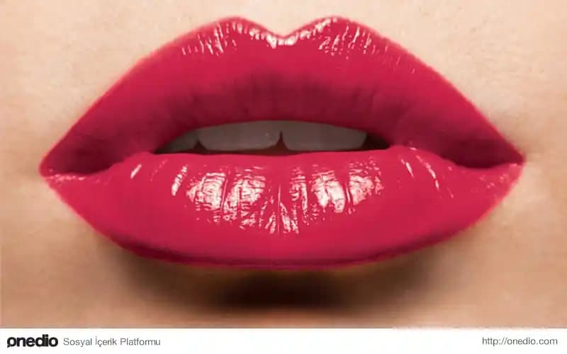 Acı Biberli Ruj ile Doğal ve Hızlı Dudak Dolgunlaştırma Yöntemleri
