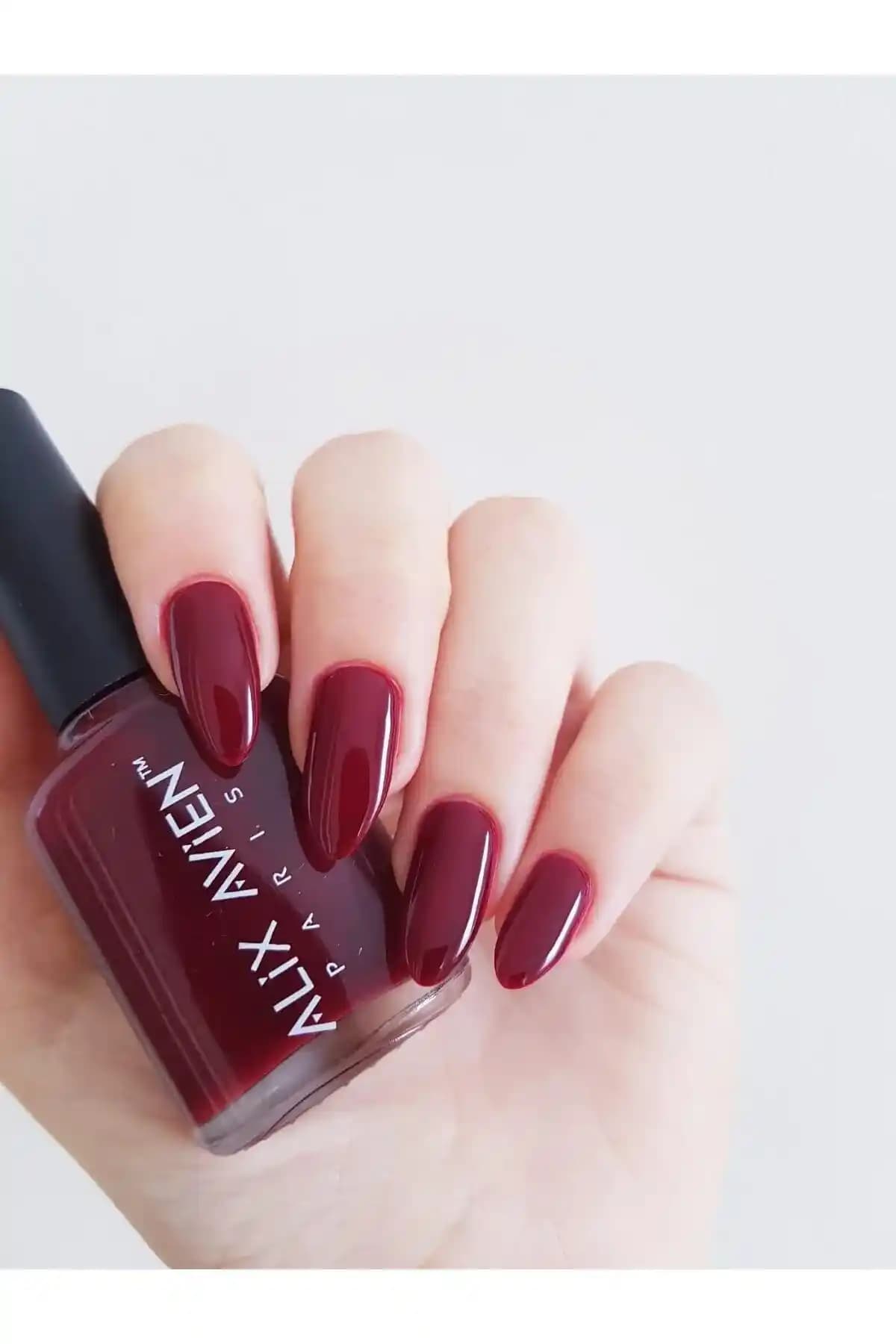 Alix Avien ile Bordo ve Yeşil Oje Trendleri: Renk Seçimi ve Uygulama İpuçları