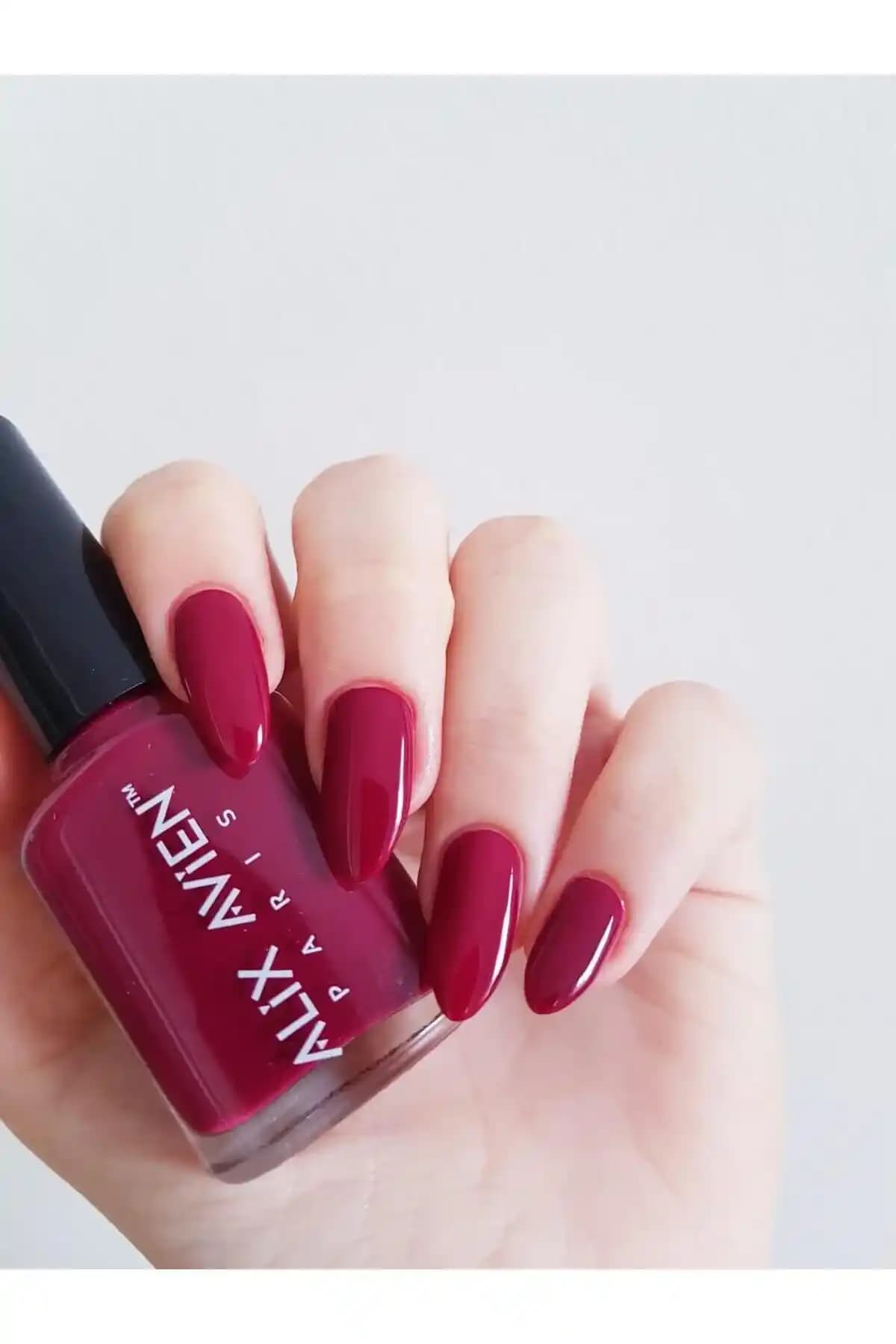 Alix Avien’in bordo ve saks mavi oje renkleriyle stilinizi tamamlayın