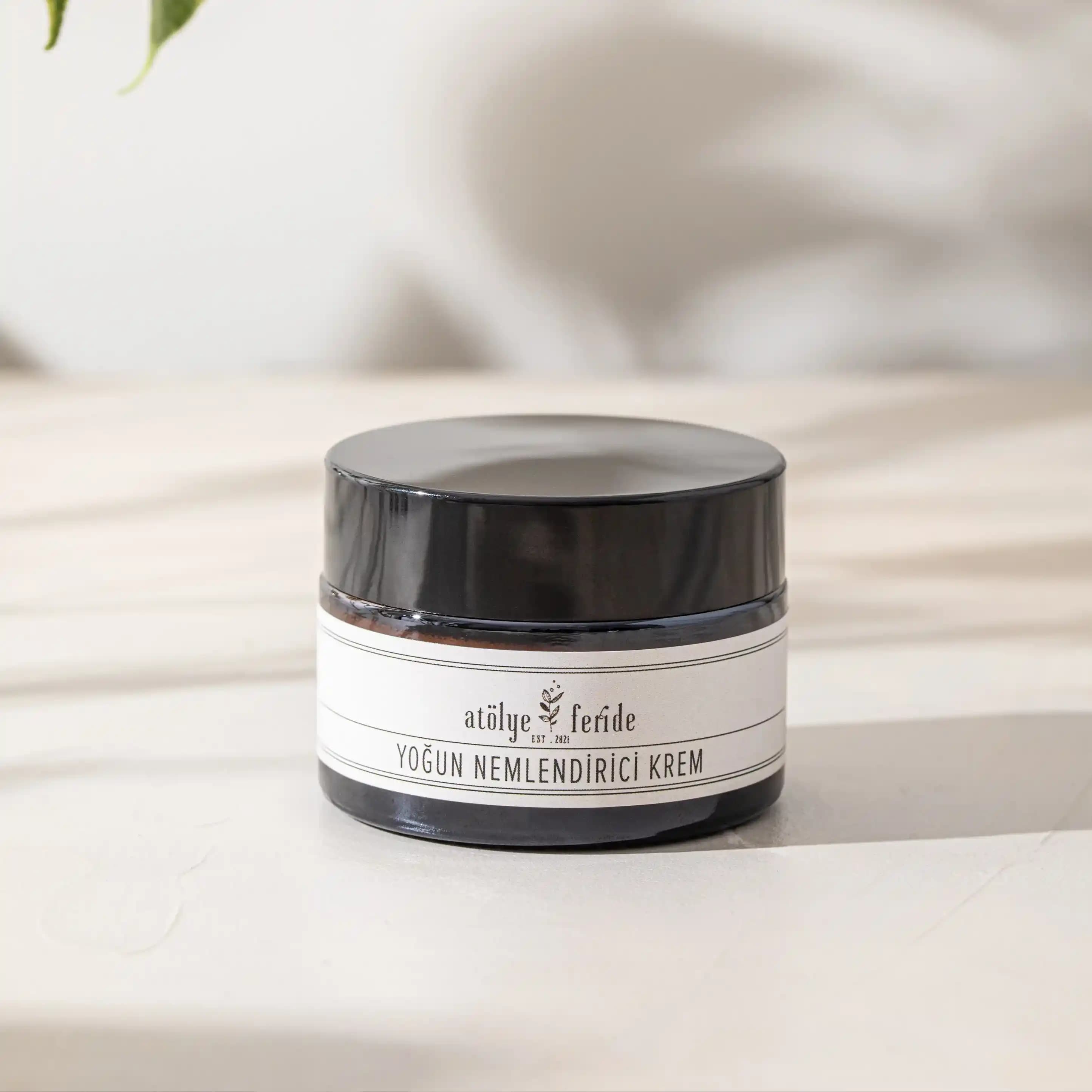 Cilt Dengeleyici ve Yoğun Nemlendirme Kremleri: Etkili Kullanım ve İçerik Analizi