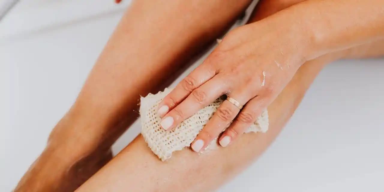 Cilt Peeling ile Bacak Görünümünü Yenilemek: Etkili Yöntemler ve Uygulama İpuçları