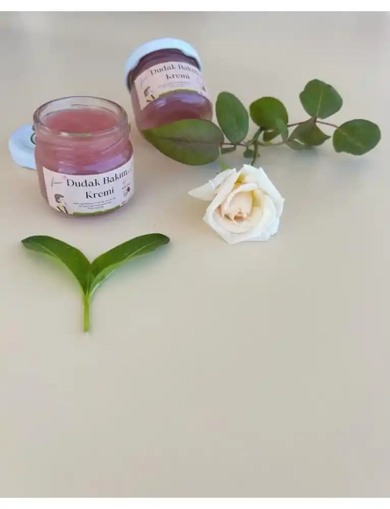 Doğal Dudak Bakımı Rehberi: Sağlıklı ve Çatlaklardan Arınmış Dudaklar İçin Tavsiyeler