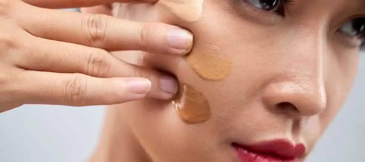 Doğal Görünüm İçin Fondöten Seçimi ve Uygulama Yöntemleri