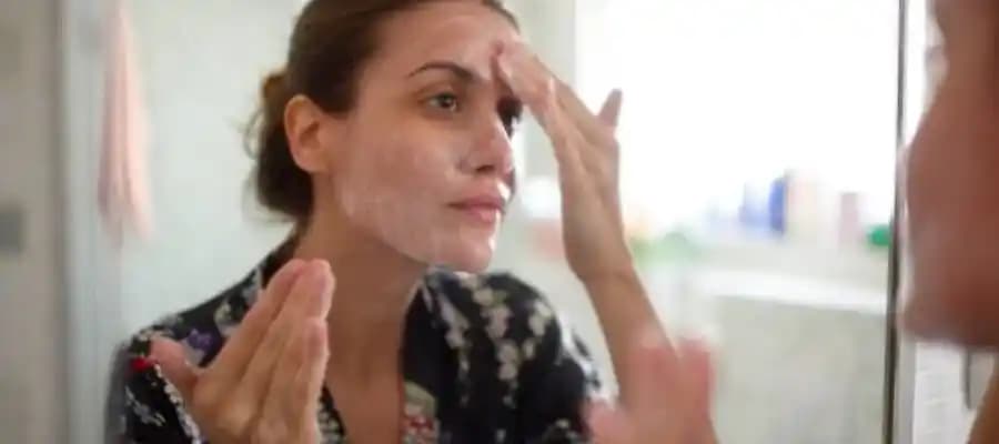 Doğal Göz Makyaj Temizleyicileri: Hassas Gözler İçin Güvenli ve Etkili Seçenekler