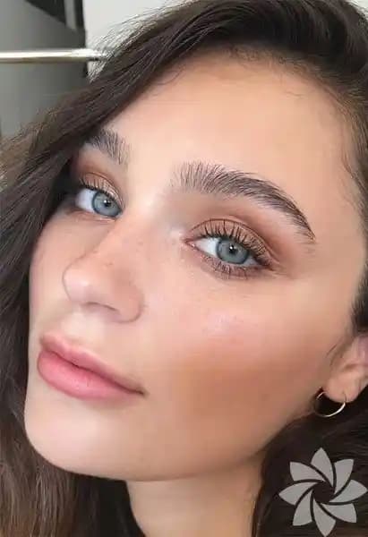 Doğal Makyajda Yanakların Parlaklığı İçin Doğru Allık Seçimi ve Uygulama Yöntemleri