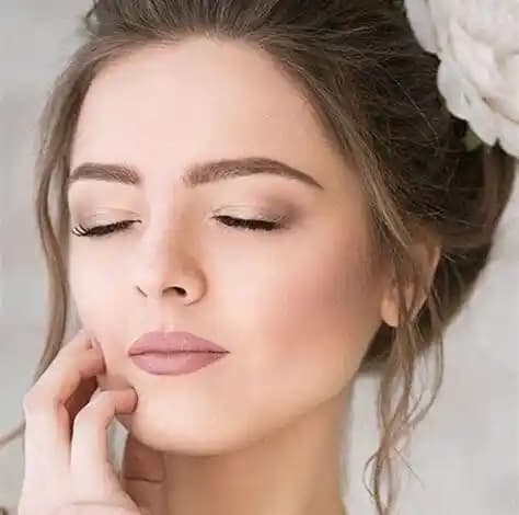 Doğal ve Şık Makyaj Teknikleriyle Günlük Güzelliğinizi Ortaya Çıkarın