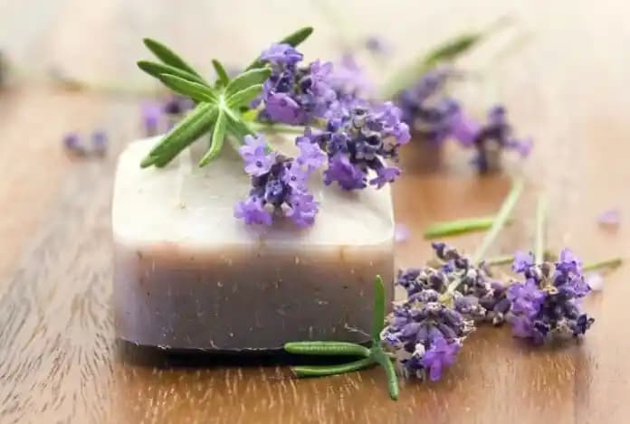 El Yapımı Sabunlar: Doğal İçeriklerle Güvenilir Temizlik ve Cilt Bakımı Seçenekleri