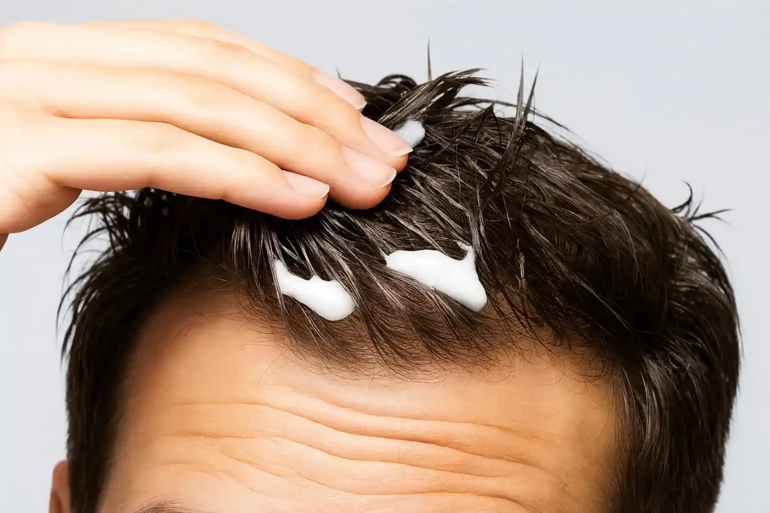 Erkekler İçin Doğal Saç Bakım Yöntemleri ve Ürün Seçenekleri