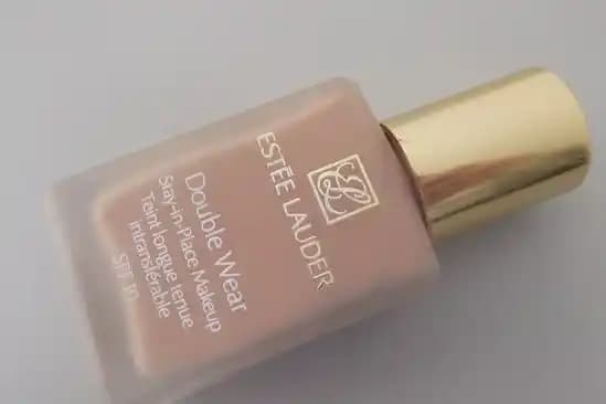 Estée Lauder fondöten ton seçimi rehberi: doğru renk ve uyum için ipuçları