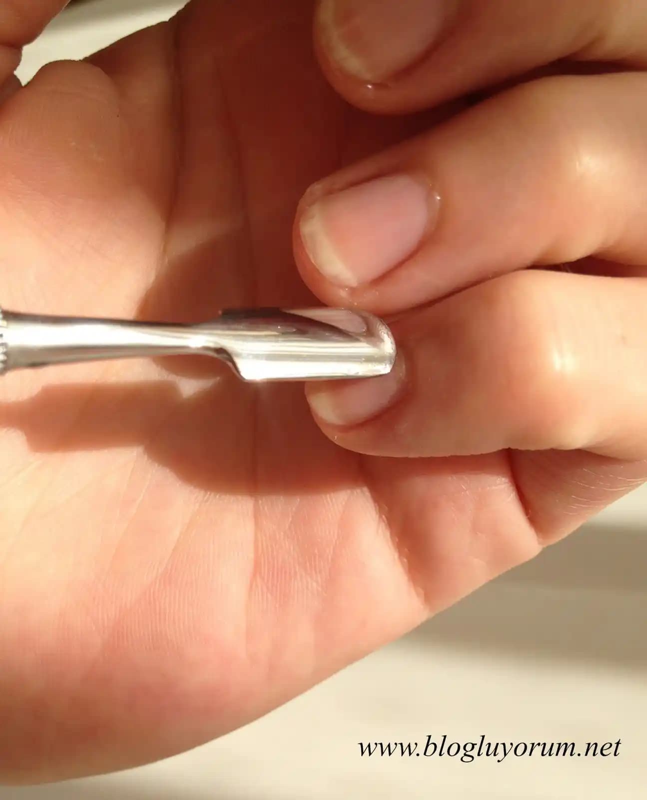 Evde Tırnak Eti Bakımı ve Yumuşatıcı Ürünler ile Sağlıklı Tırnaklar