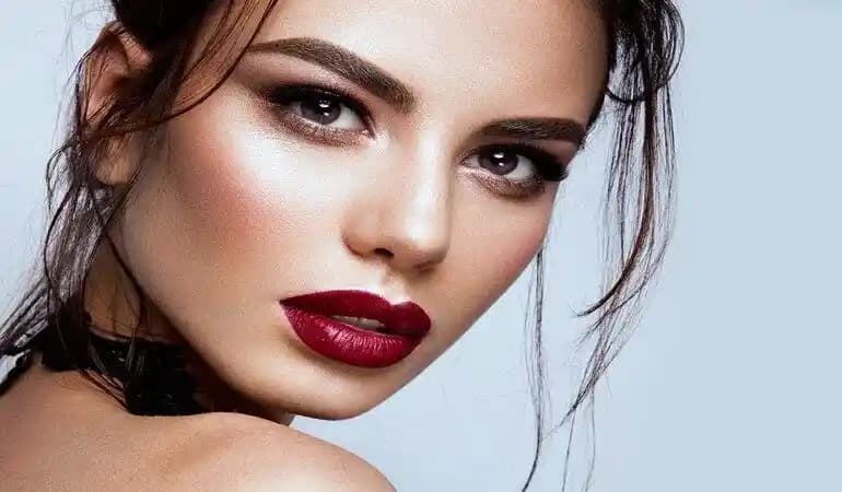 Gece Makyajı ve Özel Gün Görünümü İçin Detaylı Teknikler ve Ürün Tavsiyeleri