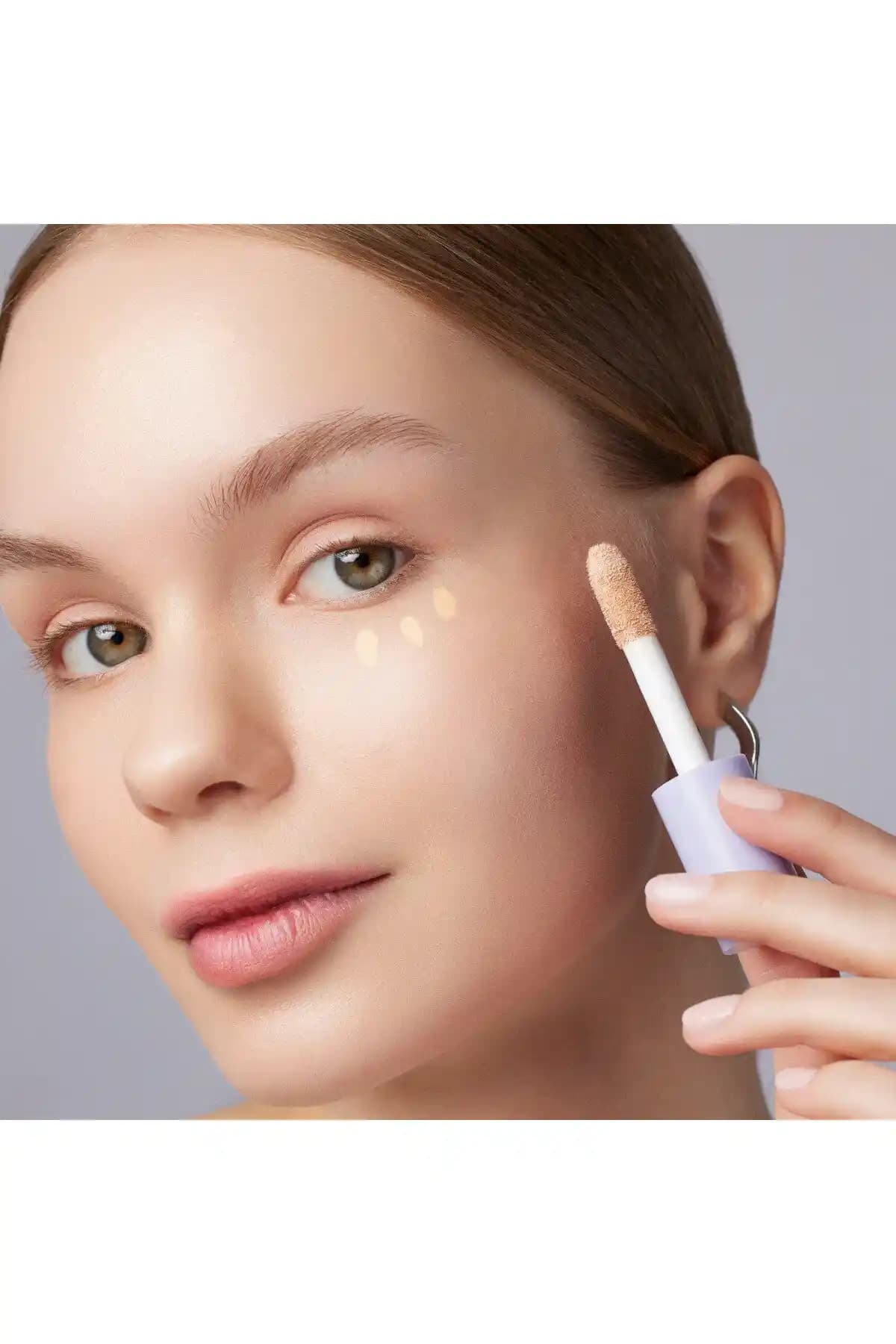 Göz Çevresi Kapatıcısında Işık Dokunuşlarıyla Doğal ve Etkili Makyaj Teknikleri