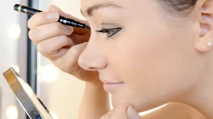 Göz Kalemi ve Far Kullanımı Rehberi: Doğru Tekniklerle Gözlerinizi Vurgulayın