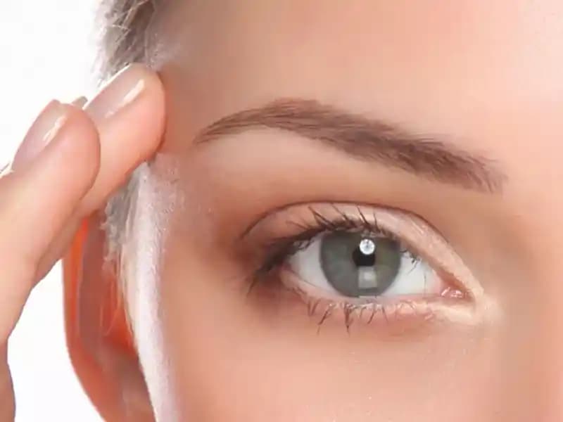 Göz Kapağı Kırma Yöntemleri ve Estetik Çözümler: Güncel Teknikler ve Tavsiyeler