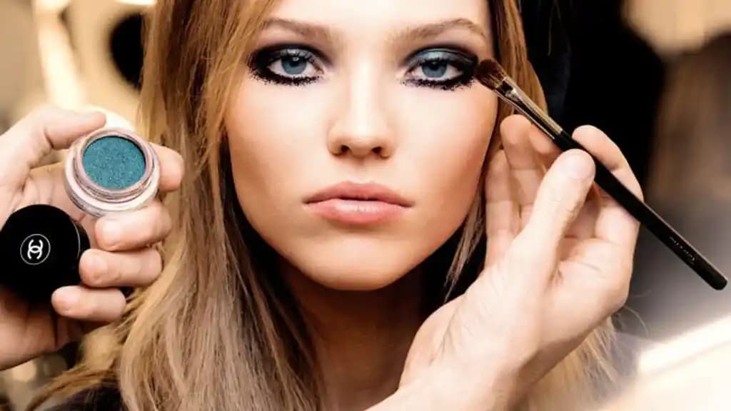 Göz Makyajında Ferah ve Doğal Görünüm İçin Temel Teknikler ve İpuçları