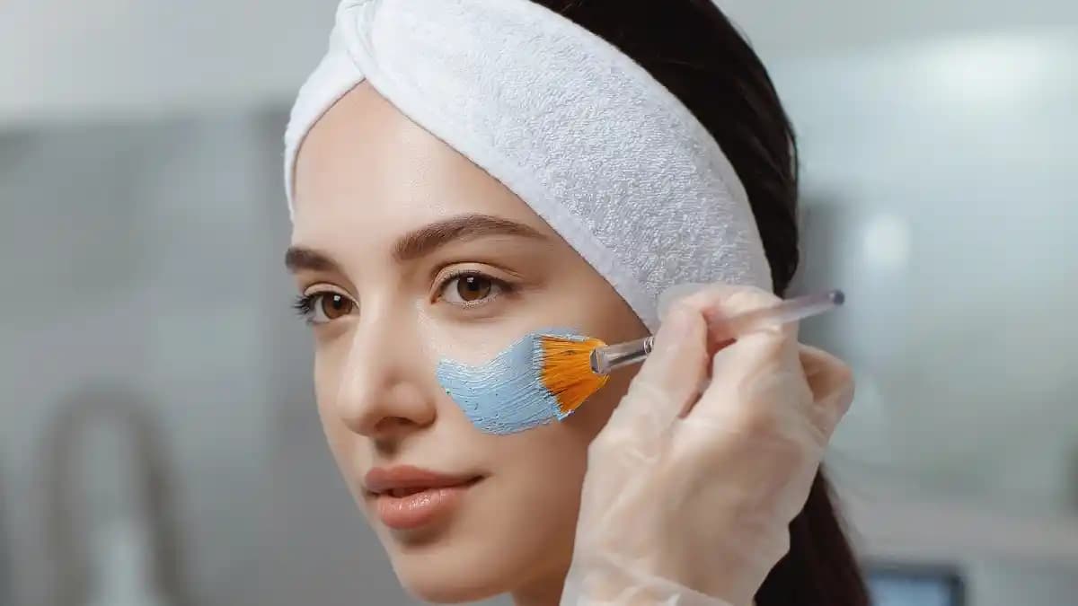 Gözenek Temizleme ve Sıkılaştırma Yöntemleri: Etkili ve Güvenilir Cilt Bakım Teknikleri