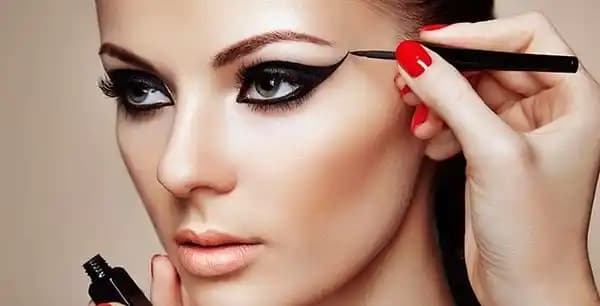 Gözlerde Likit Eyeliner Uygulama Rehberi: Teknikler ve İpuçları