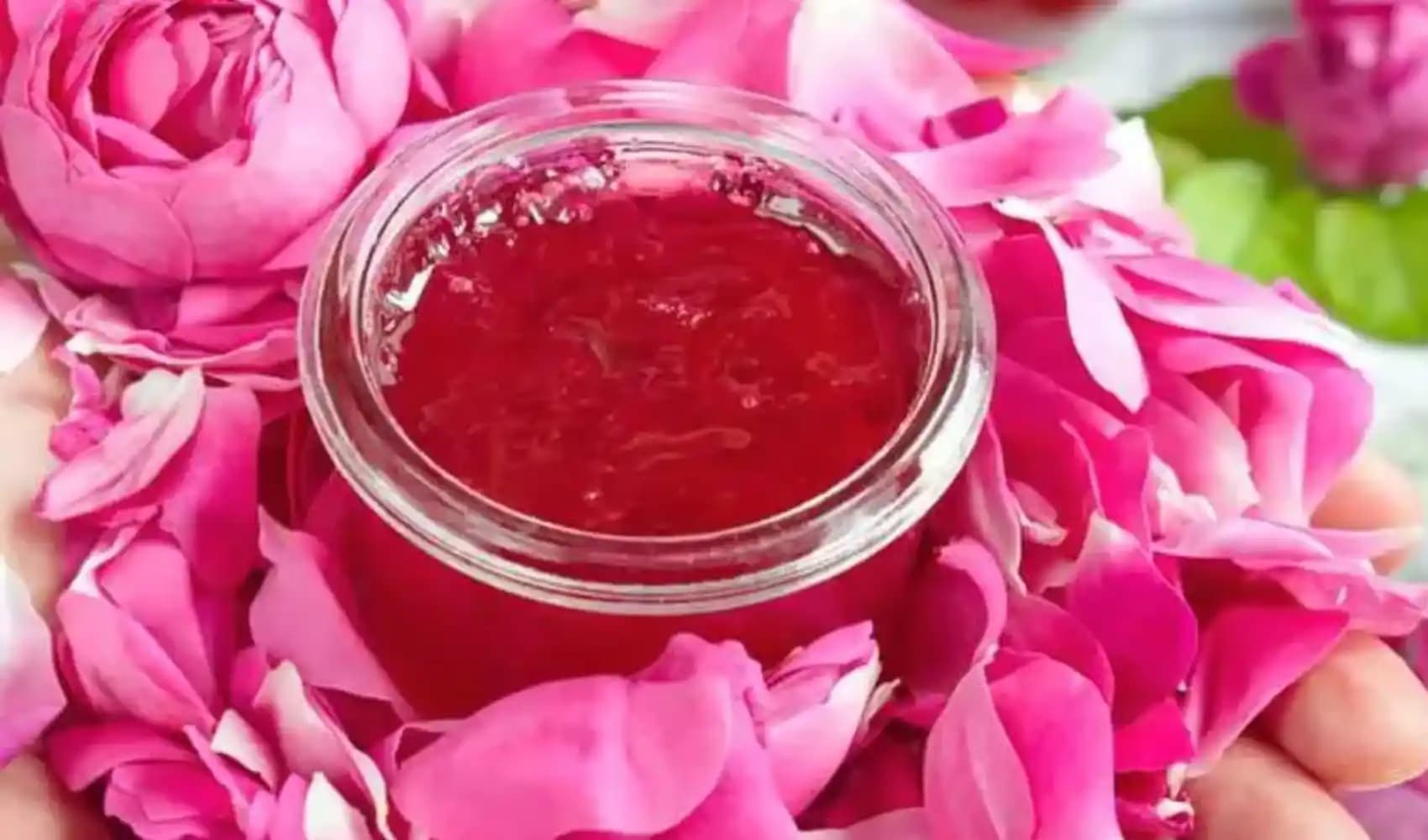 Gül Mayası Nedir ve Cilt Bakımında Nasıl Kullanılır Doğal ve Etkili Bir İçerik