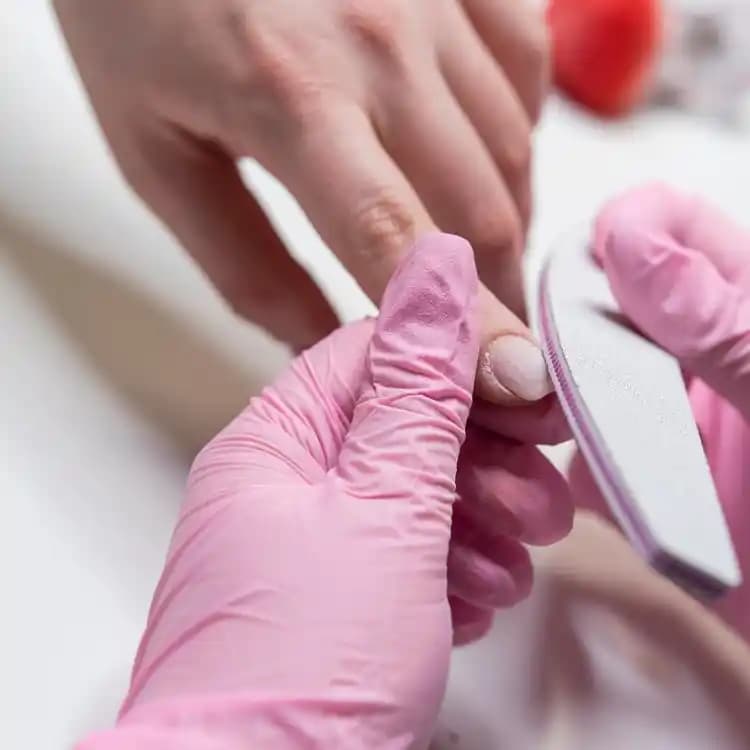 Güvenli ve Etkili Oje Çıkarma Yöntemleri: Tırnak Sağlığını Koruyan Tavsiyeler