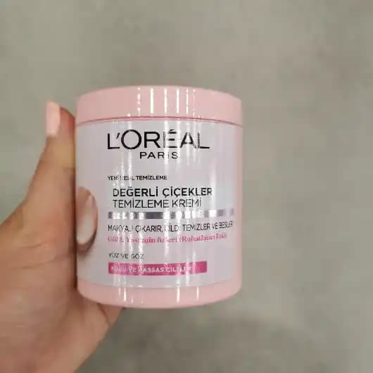 Güzellik Ürünlerinde Çiçek Teması ve Doğallık Trendleri 2023