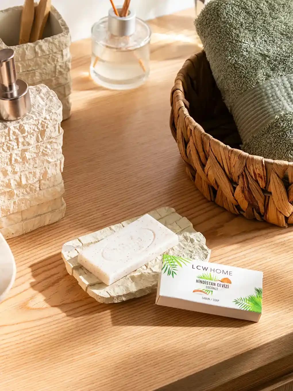 Hindistan Cevizi Kokulu Katı Sabunlar: Doğal ve Ferahlatıcı Temizlik Ürünleri