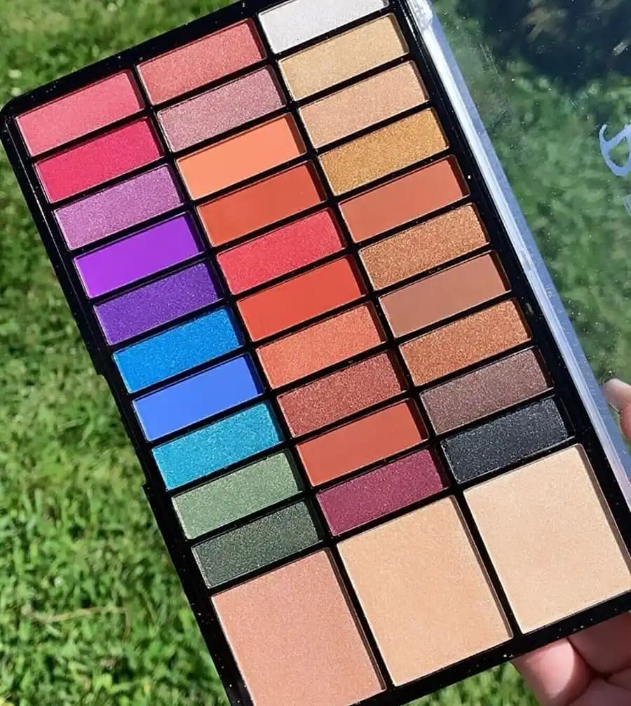 Kalıcı ve Renkli Far Paletleri: Uzun Süre Dayanan Geniş Renk Seçenekleri ve Çok Yönlü Kullanım İmkanı