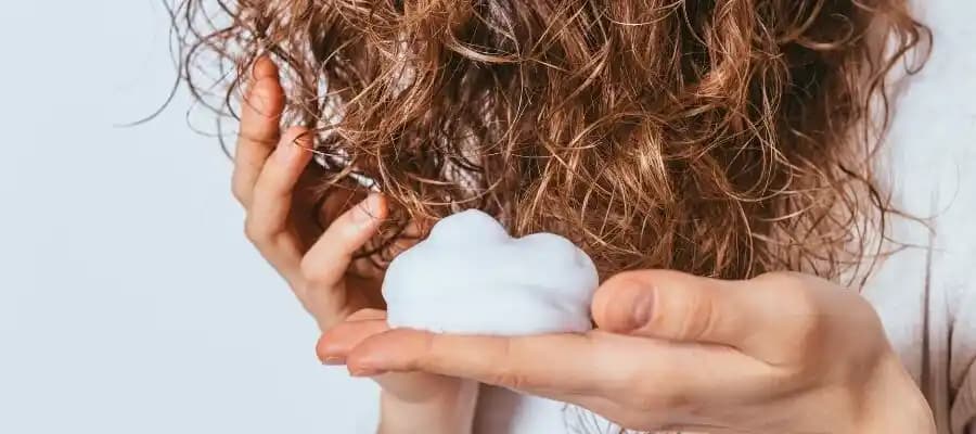 Kıvırcık Saçlar İçin Etkili Şekillendirme ve Saç Spreyi Kullanımı Rehberi